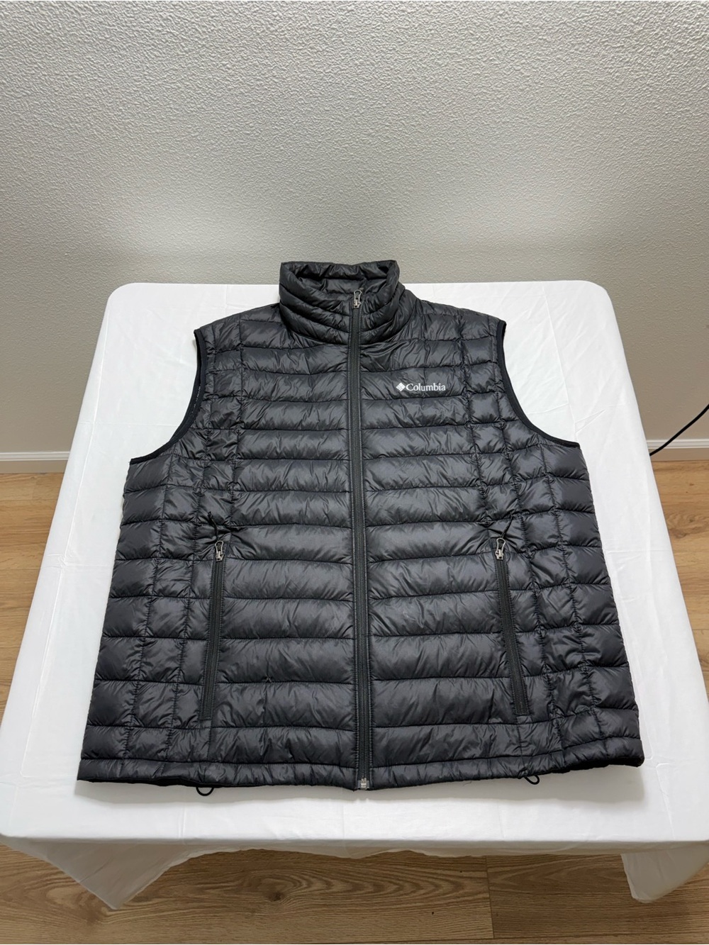 Columbia Mens Black Omni-Heat Puffer Vest, Minor Hole. Size XL Warm